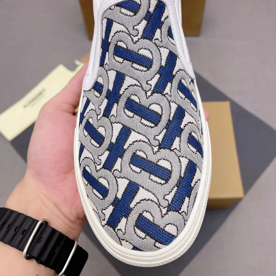 ◾️▫️P360. B's 2023 spring and summer new product, men's classic low-top slip-on sneakers, made of classic retro B's printed canvas material, spliced ​​with layered calfskin, and decorated with a new brand logo. First-layer cowhide lining, embossed Burberry logo on the heel, and original TPU outsole! Size: 38-45 No. 004